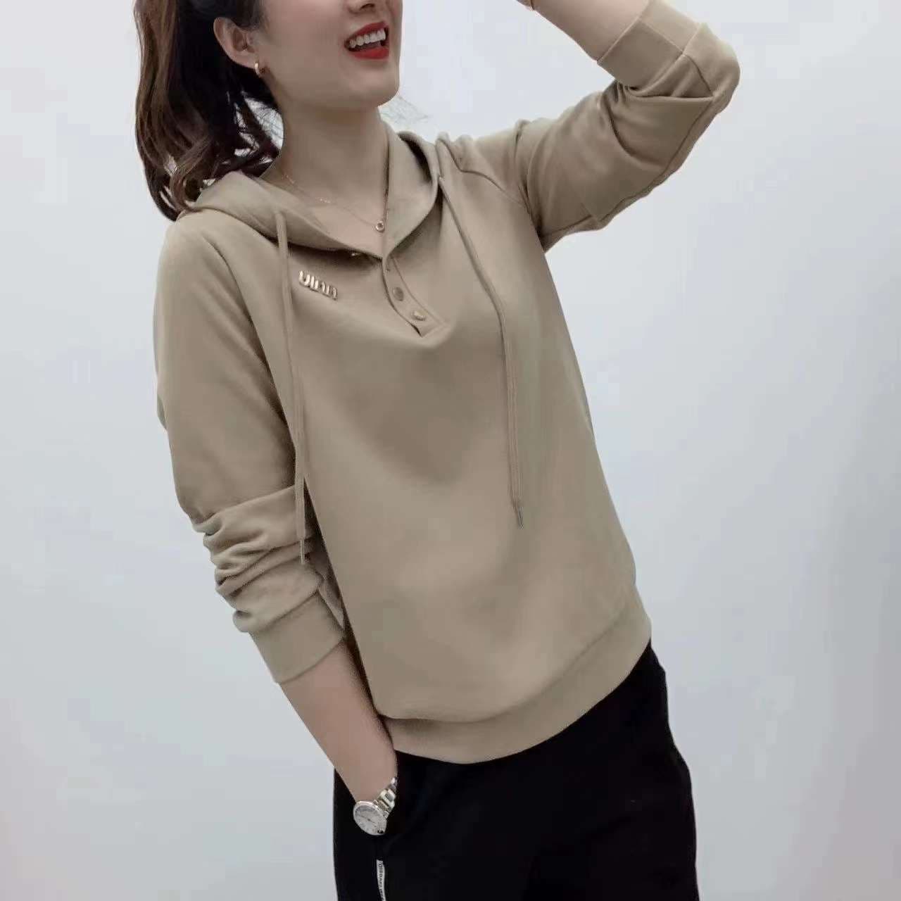 シンプル ロゴ入り パーカー
