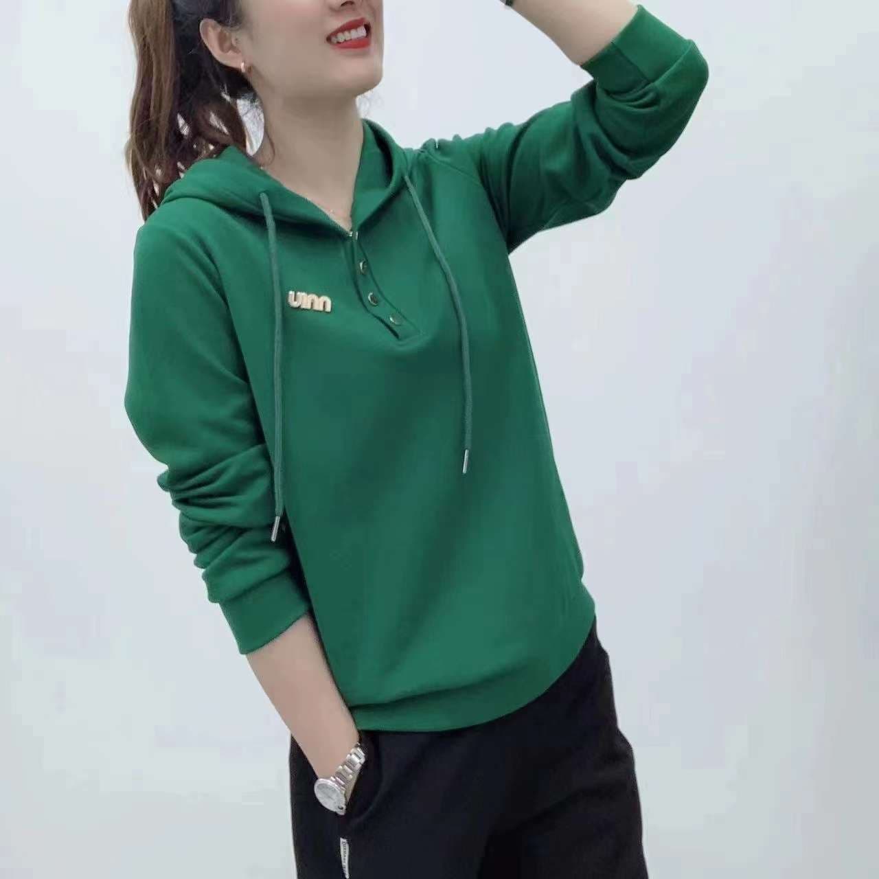 シンプル ロゴ入り パーカー