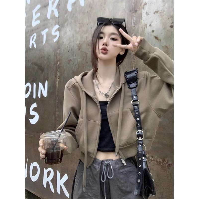 ゆったりシルエットのジップパーカー