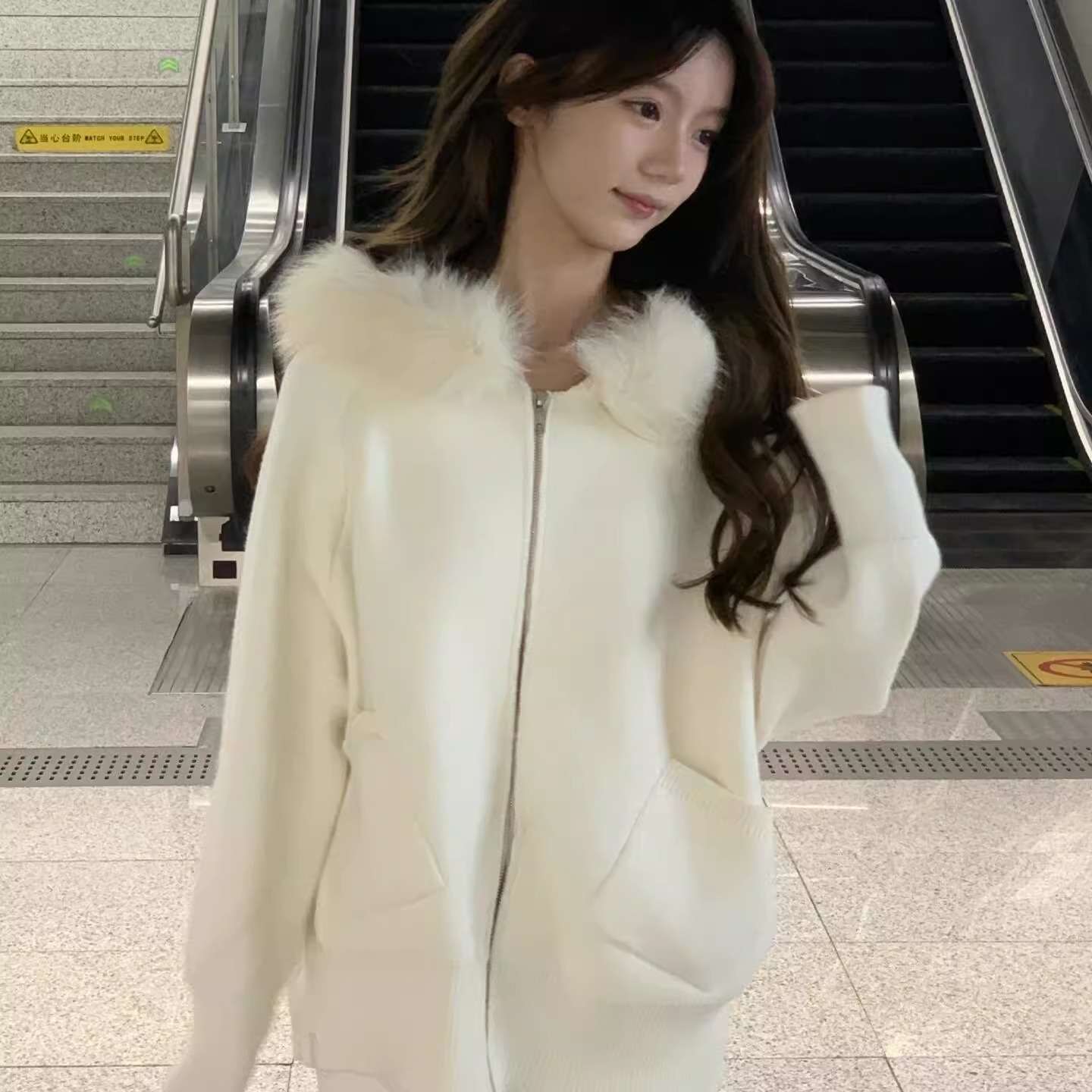 ふわもこファー付きジップパーカー