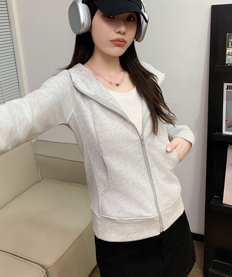 ゆったりシルエット 軽やか短丈ジップパーカー