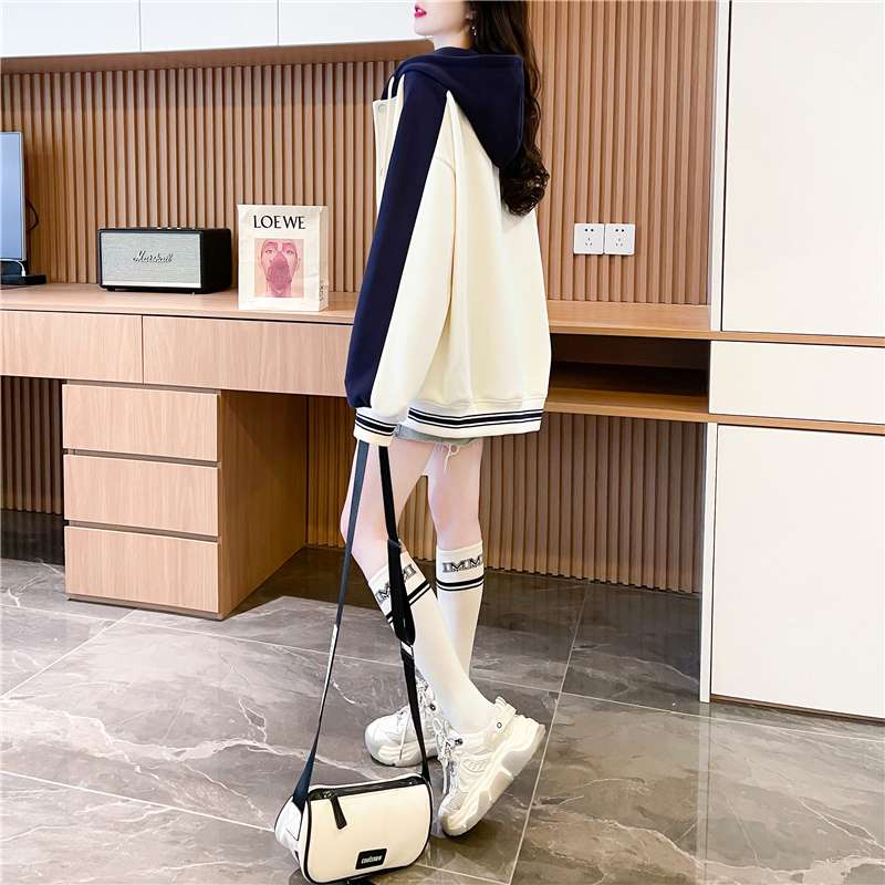 スポーティ学生風ジップパーカー
