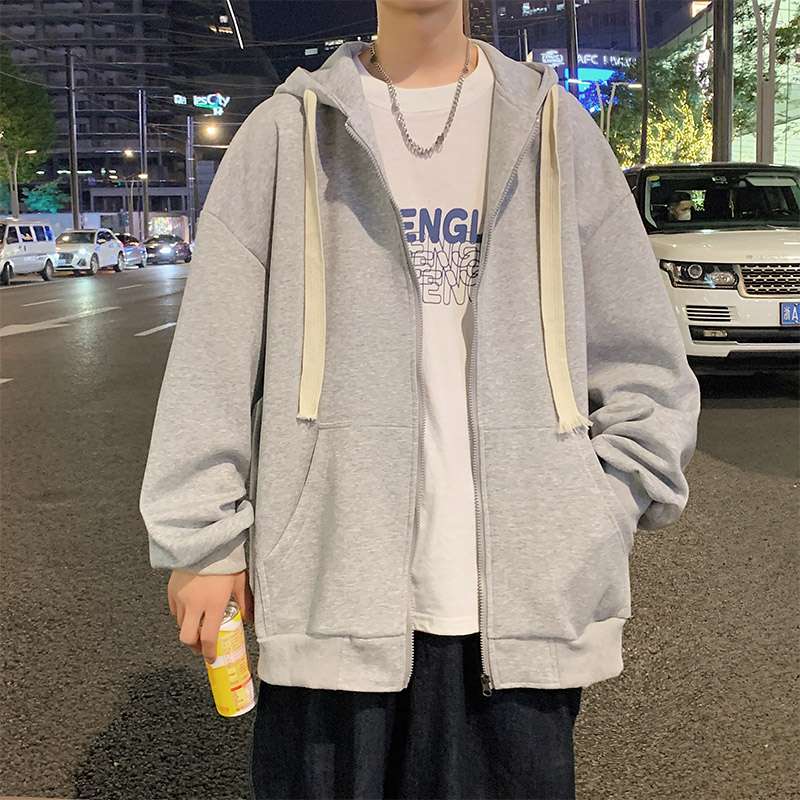  ゆったりシルエットのジップパーカー