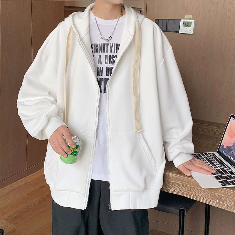  ゆったりシルエットのジップパーカー