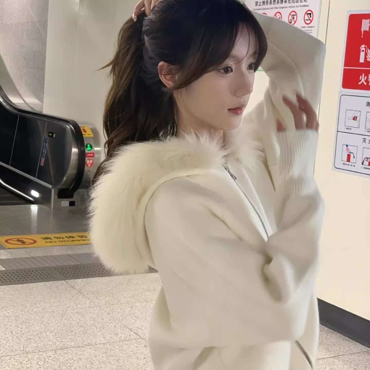 ふわもこファー付きジップパーカー