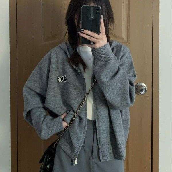 ゆったりシルエットのロゴ入りジップパーカー