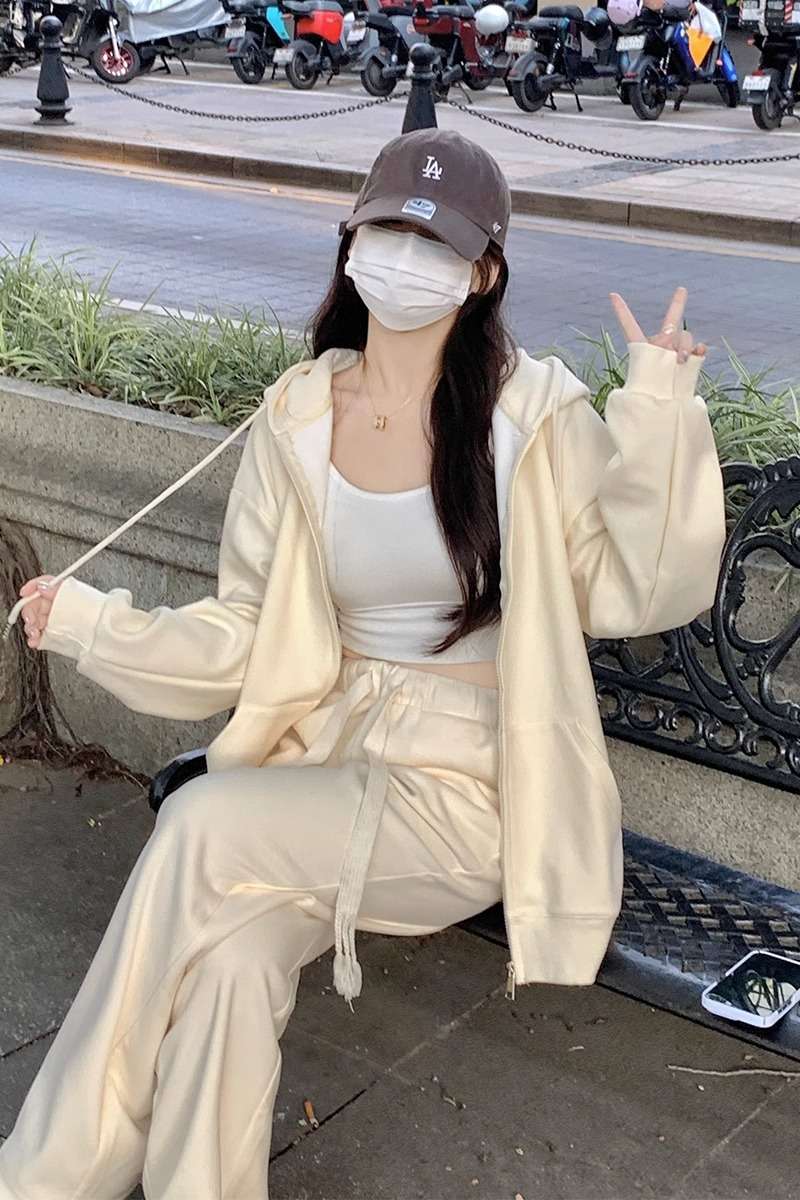 ゆったりシルエットのジップパーカー