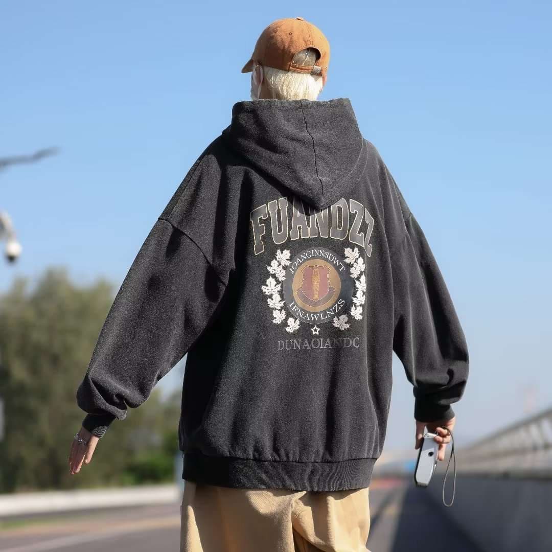  ヴィンテージ風ロゴ入り大学パーカー