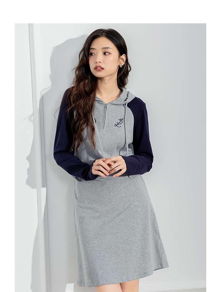 パーカー スポーティーなフード付きワンピース