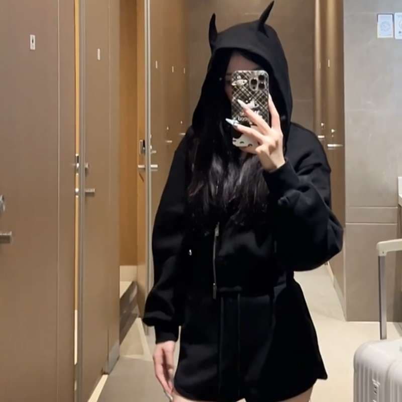 悪魔の角付きジップパーカー