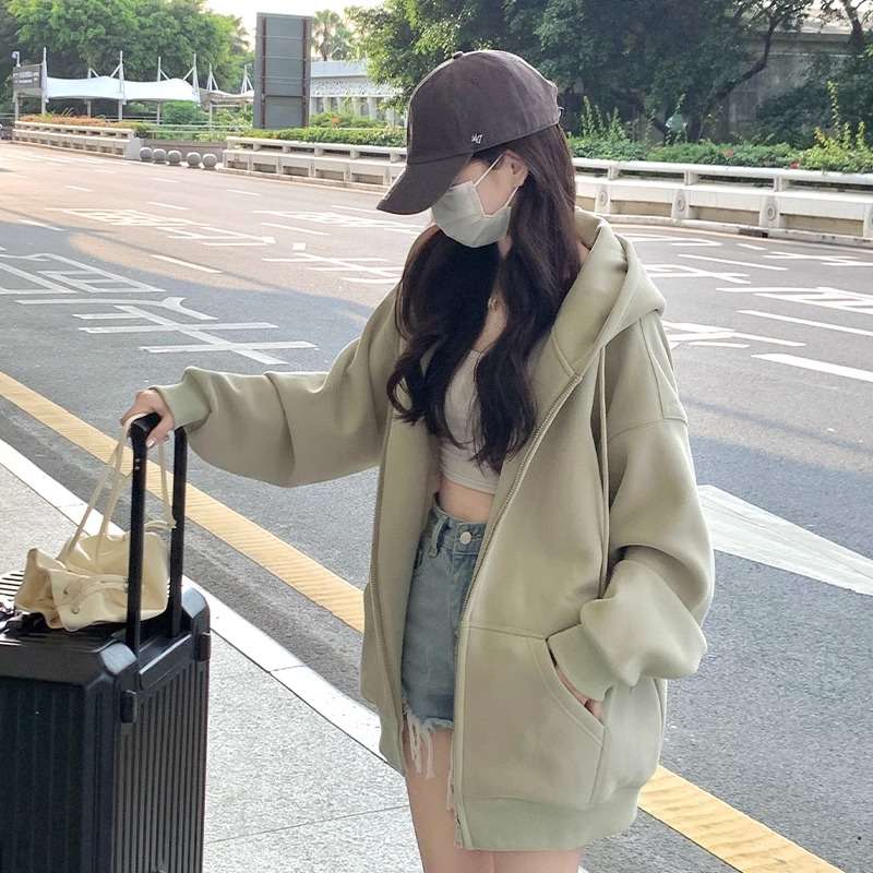 ゆったりシルエットのジップパーカー