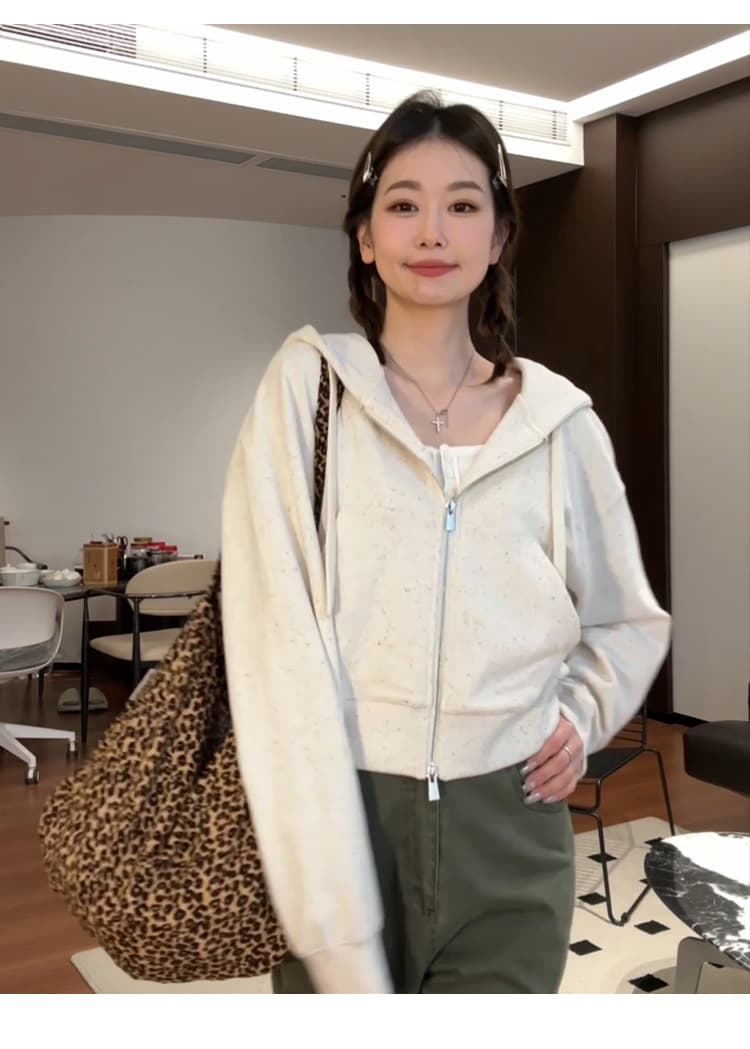 フワモコ素材のジップアップパーカー